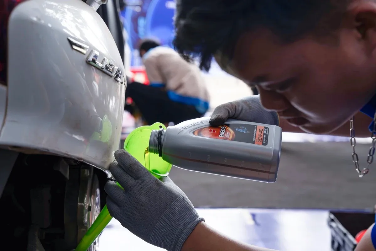 Ky_thuat_vien_cua_Eneos_se_tien_hanh_kiem_tra_tu_van_va_thay_nhot_mien_phi_ (1).webp